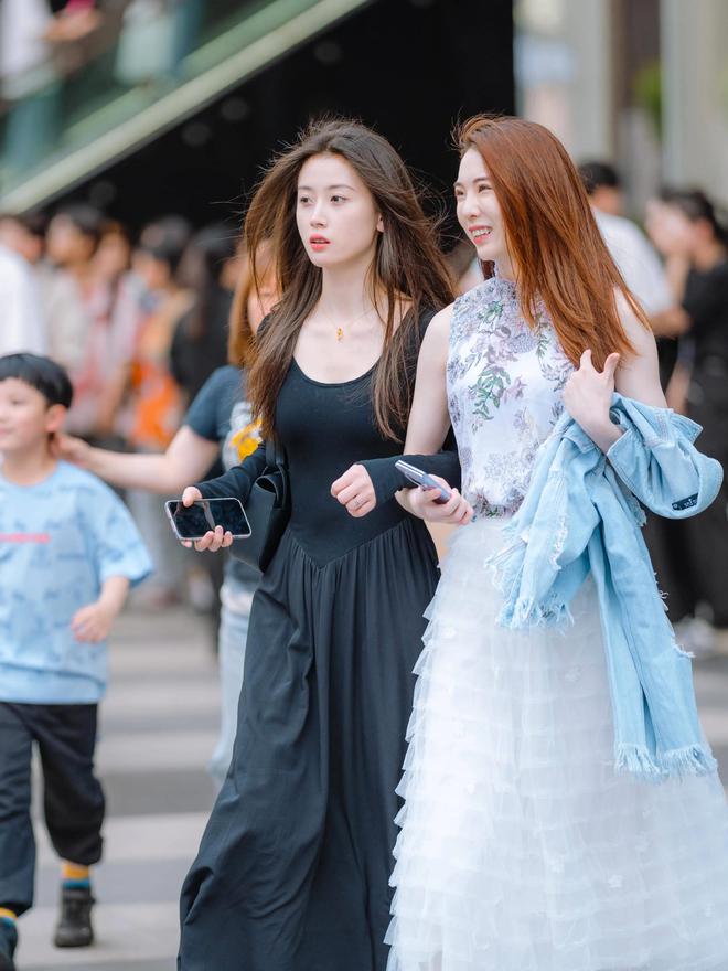 裙黑鞋白裙白鞋高端穿搭的极简风格j9九游会网址是什么简约至上！黑(图3)