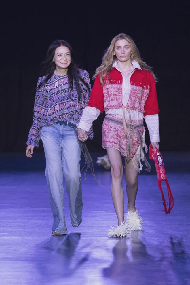 设计师Vivienne Tam 合作黎锦匠人九游会j9agadidas、Ugg 