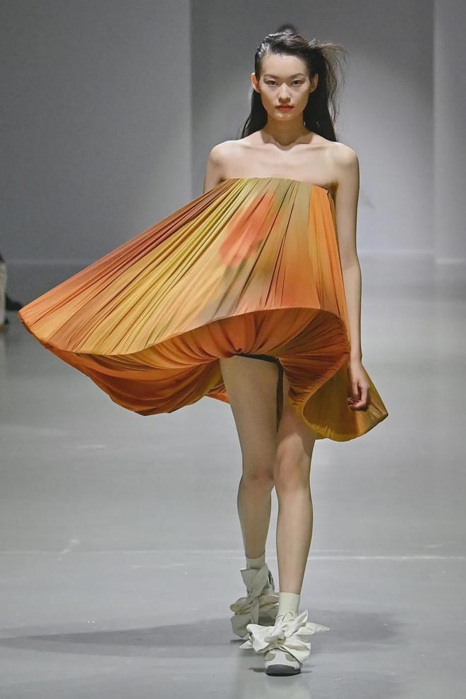 设计师Vivienne Tam 合作黎锦匠人九游会j9agadidas、Ugg 联名中国(图2)