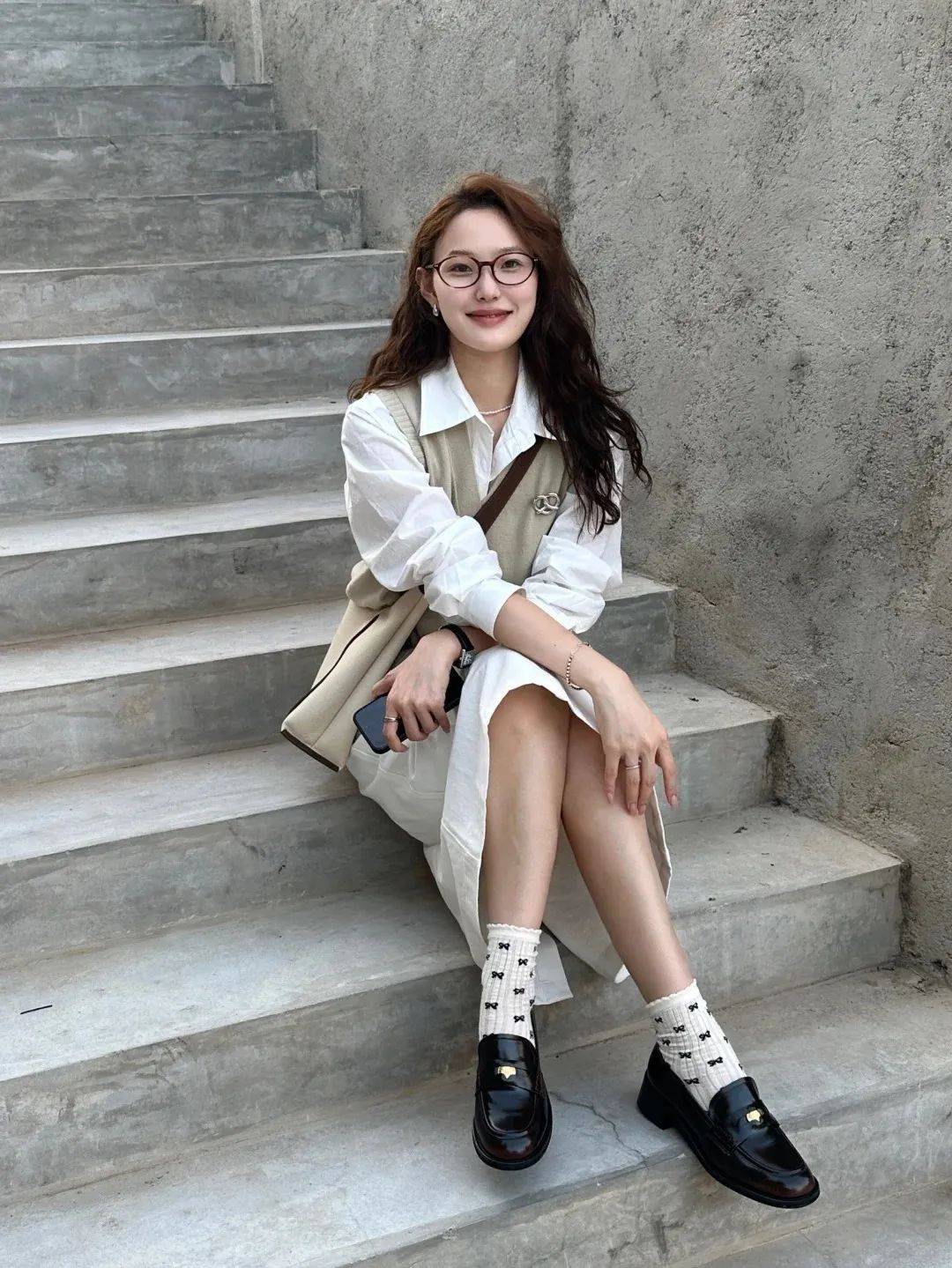 仔裤、运动鞋！换成这样更时髦迷人！九游会网址是多少女人穿衬衫时少配牛(图2)