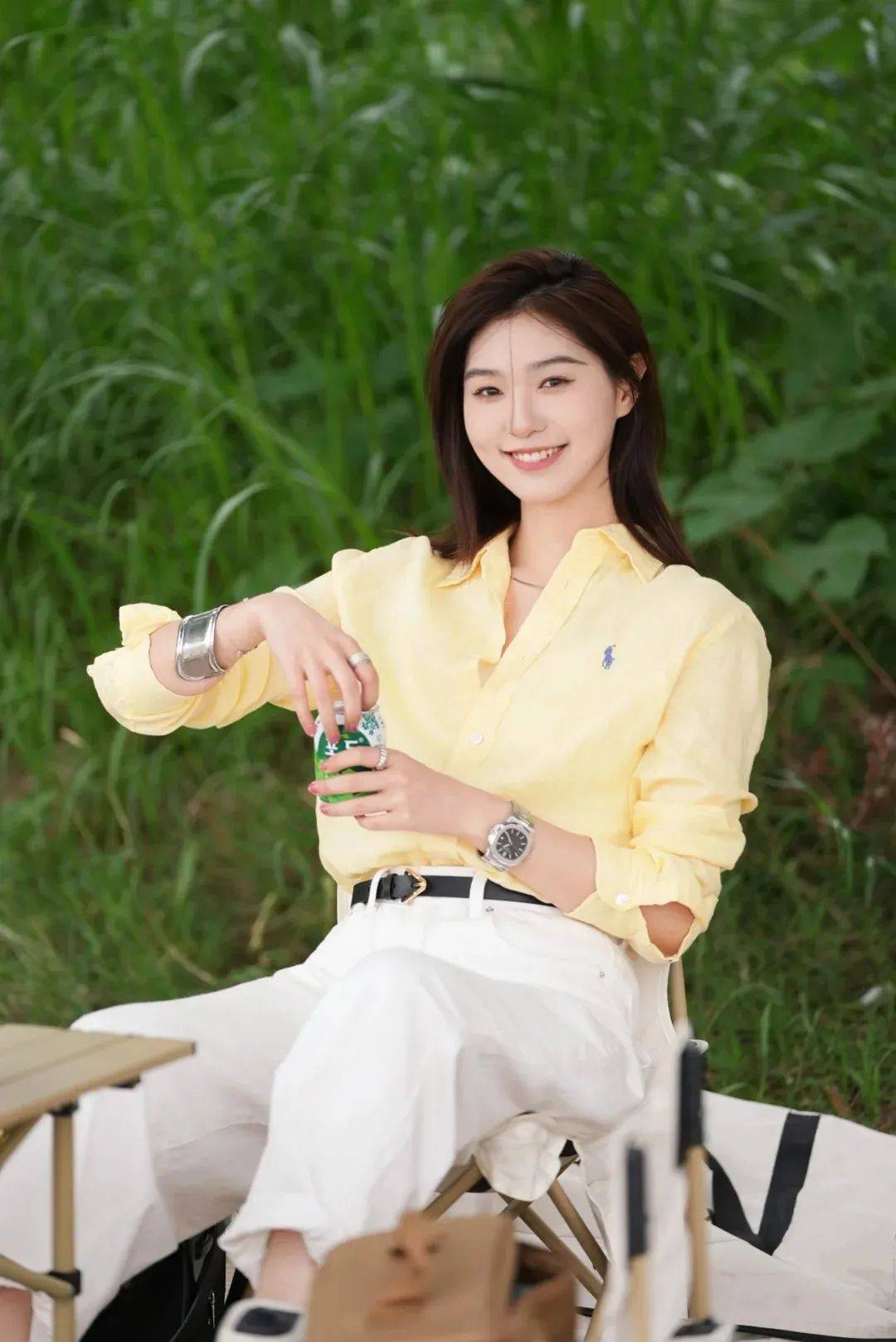 仔裤、运动鞋！换成这样更时髦迷人！九游会网址是多少女人穿衬衫时少配牛(图4)