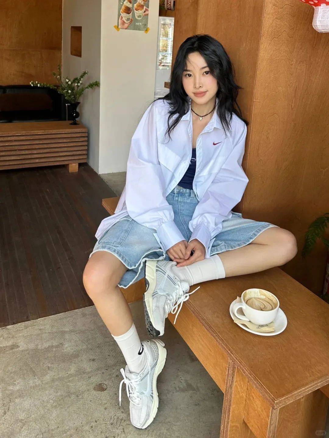 仔裤、运动鞋！换成这样更时髦迷人！九游会网址是多少女人穿衬衫时少配牛(图6)