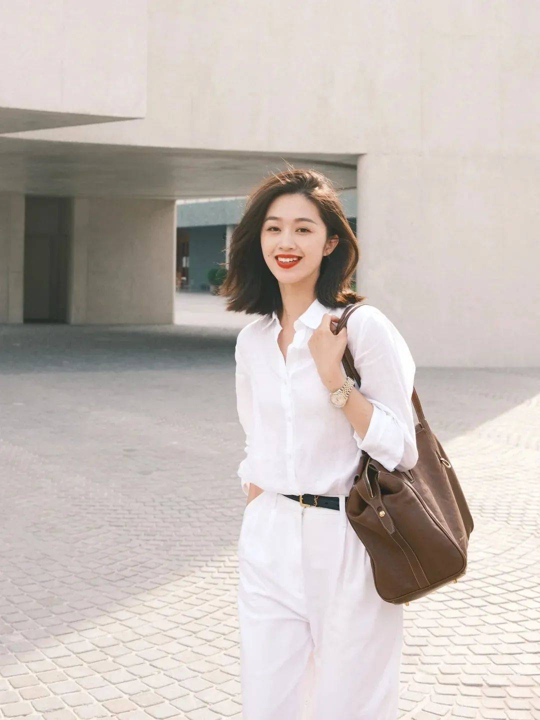 仔裤、运动鞋！换成这样更时髦迷人！九游会网址是多少女人穿衬衫时少配牛(图7)
