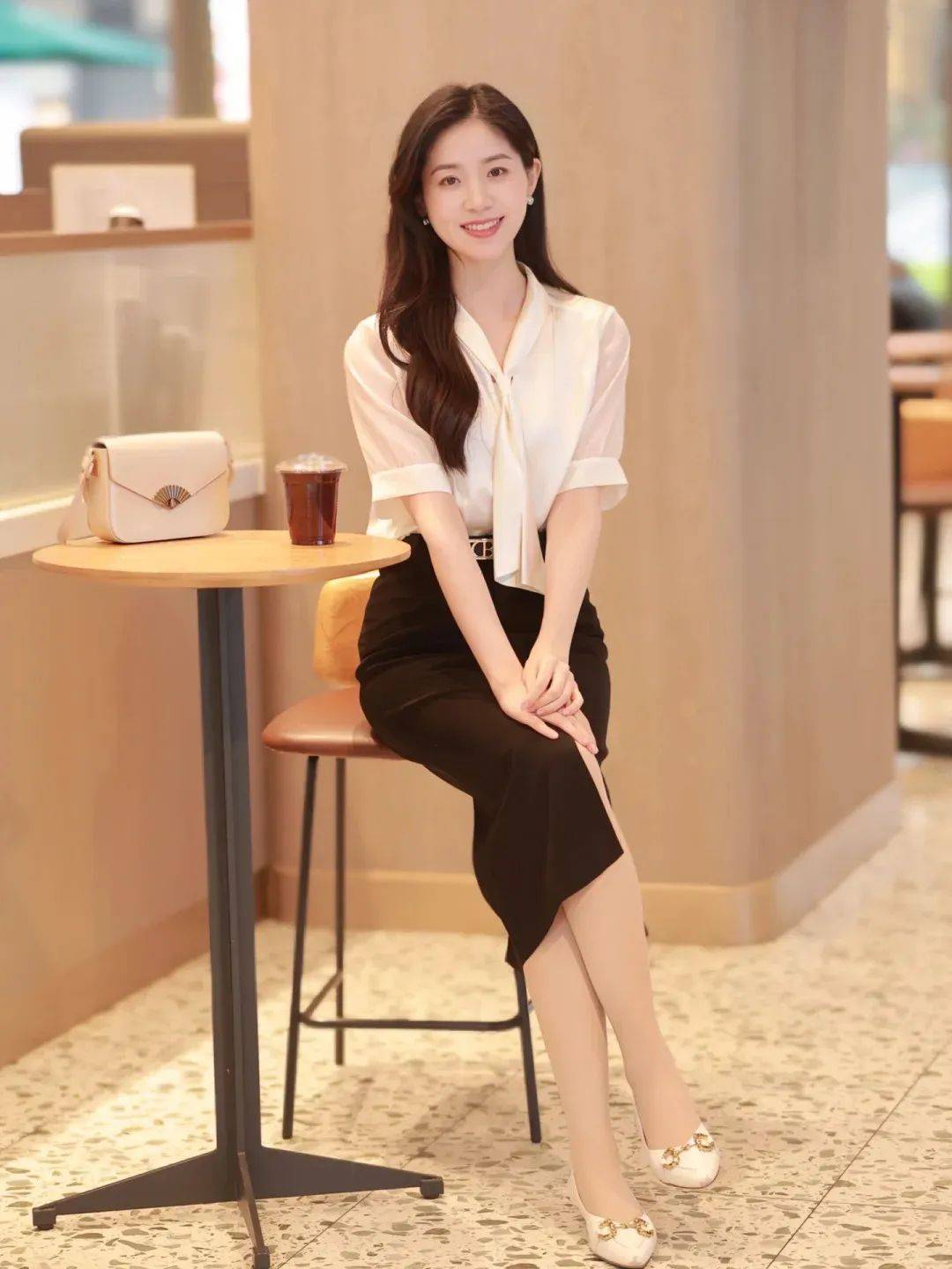 仔裤、运动鞋！换成这样更时髦迷人！九游会网址是多少女人穿衬衫时少配牛(图8)
