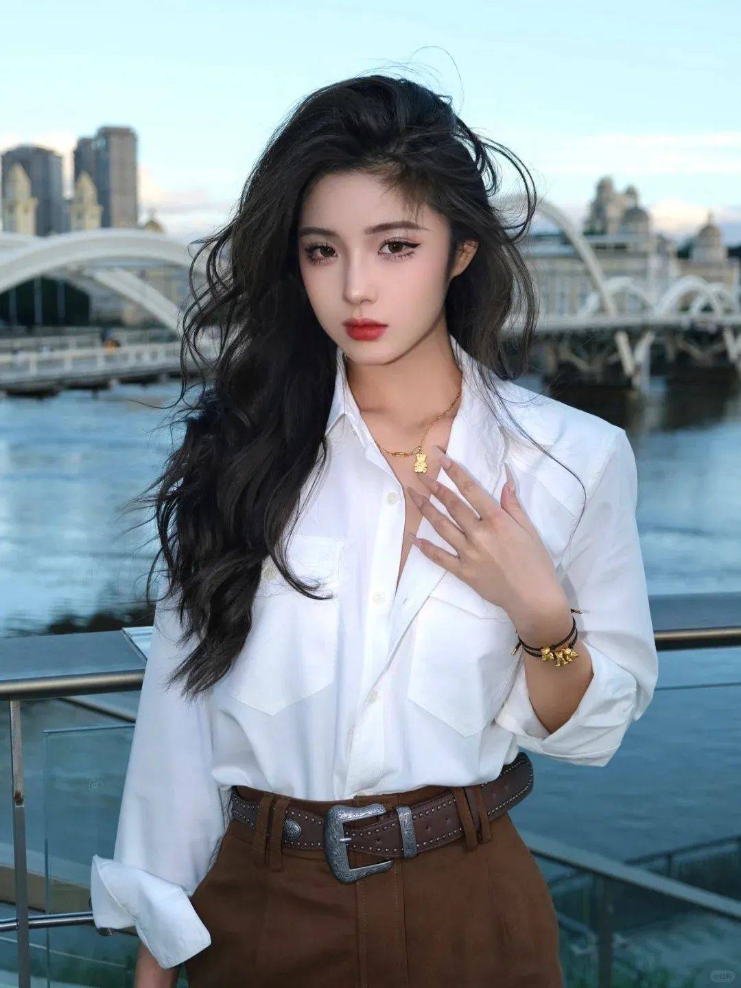 仔裤、运动鞋！换成这样更时髦迷人！九游会网址是多少女人穿衬衫时少配牛(图10)