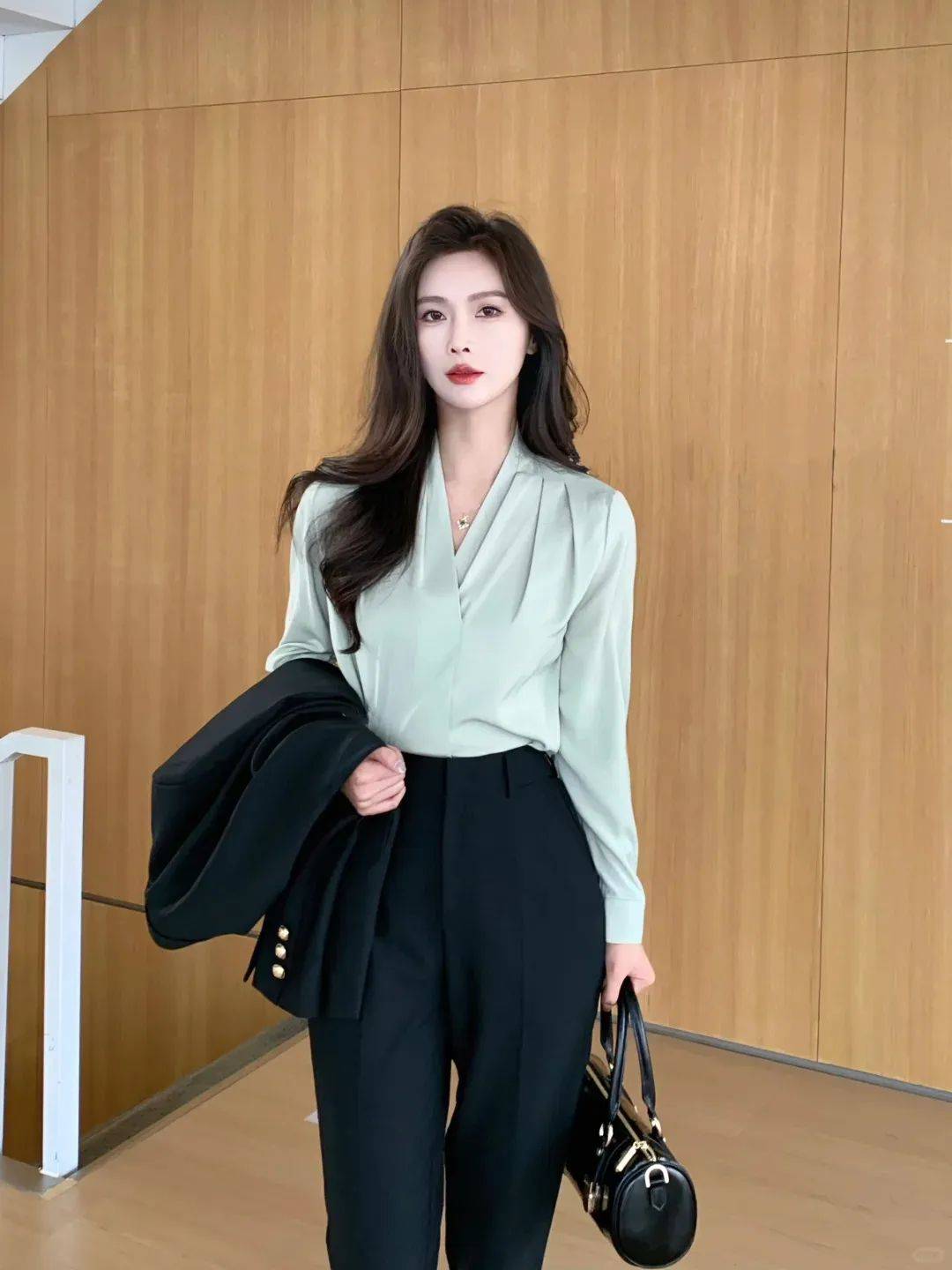 仔裤、运动鞋！换成这样更时髦迷人！九游会网址是多少女人穿衬衫时少配牛(图11)