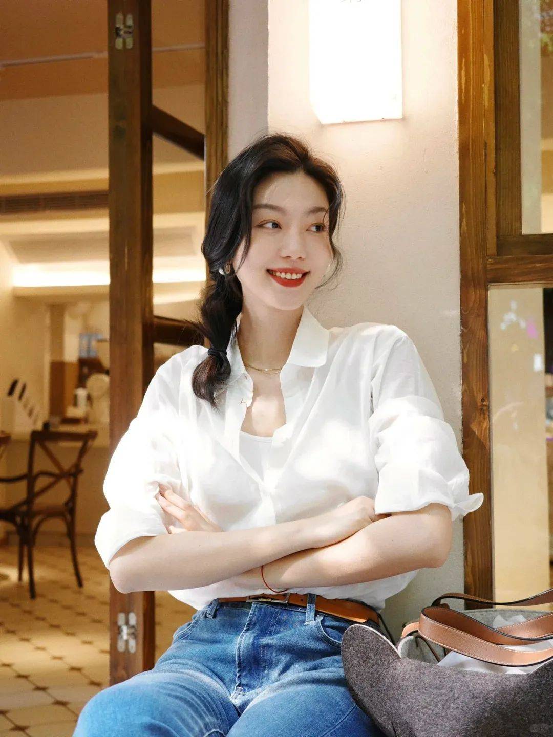 仔裤、运动鞋！换成这样更时髦迷人！九游会网址是多少女人穿衬衫时少配牛(图12)