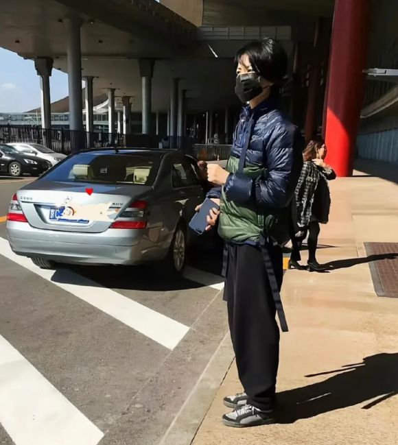 妈款羽绒服穿上身不仅不土反而高级时髦！九游会j9ag55岁王菲气质绝了！大