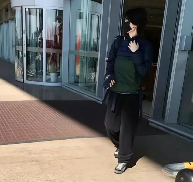 妈款羽绒服穿上身不仅不土反而高级时髦！九游会j9ag55岁王菲气质绝了！大(图3)