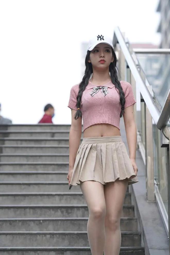 法挡 短裙高跟鞋塑造时尚御姐范j9九游会真人第一品牌魅力无(图6)
