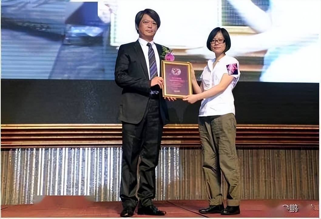 落家族内斗中亏40亿最后败给了红颜祸水九游会·j9网站“一代鞋王”达芙妮没(图15)