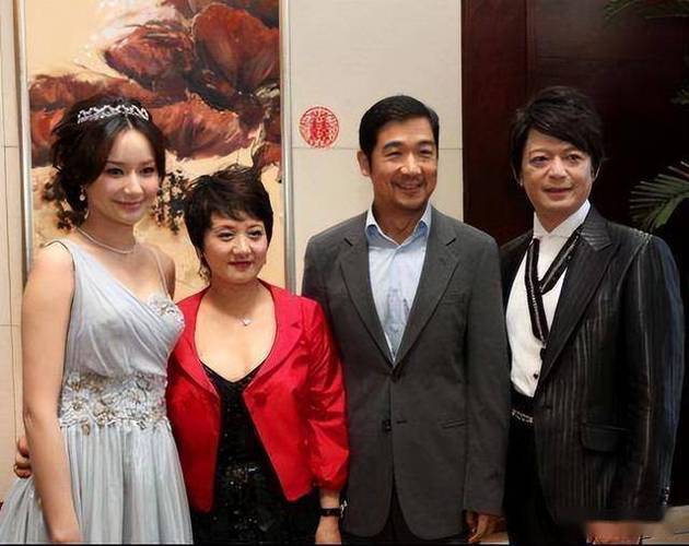 落家族内斗中亏40亿最后败给了红颜祸水九游会·j9网站“一代鞋王”达芙妮没(图11)