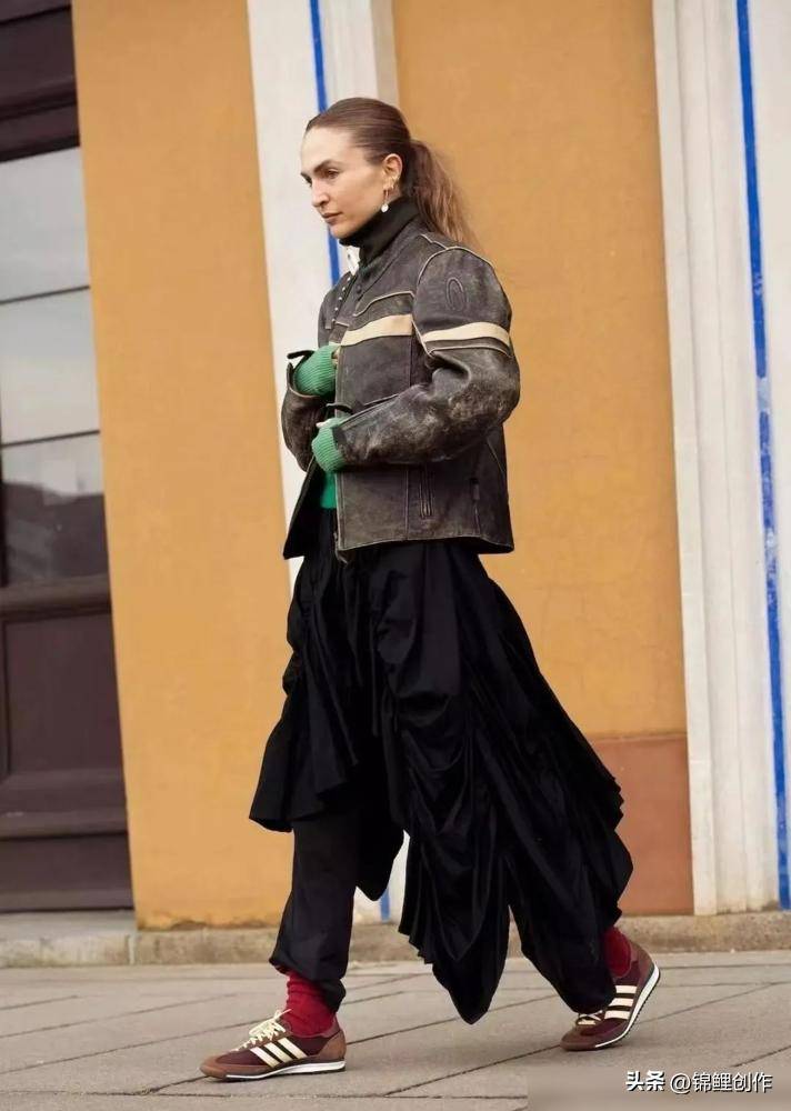 穿搭还是配运动鞋最时髦j9九游会登录松弛感(图1)