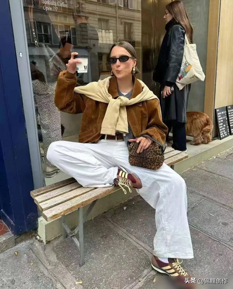 穿搭还是配运动鞋最时髦j9九游会登录松弛感(图2)