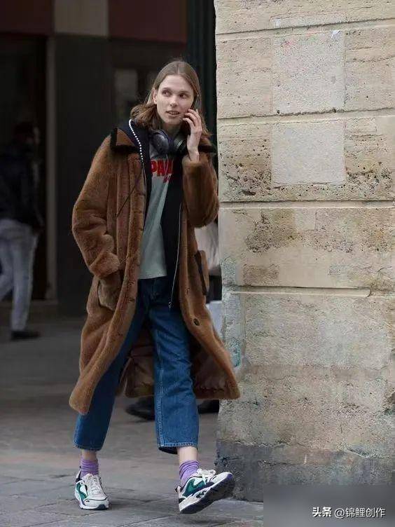 穿搭还是配运动鞋最时髦j9九游会登录松弛感(图3)