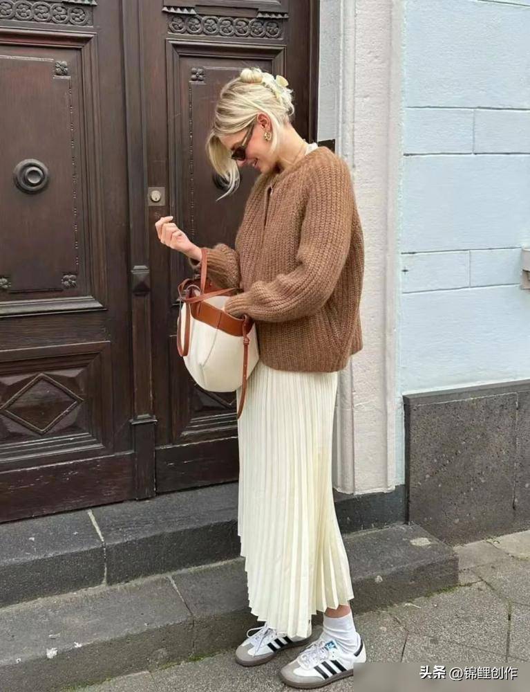 穿搭还是配运动鞋最时髦j9九游会登录松弛感(图4)