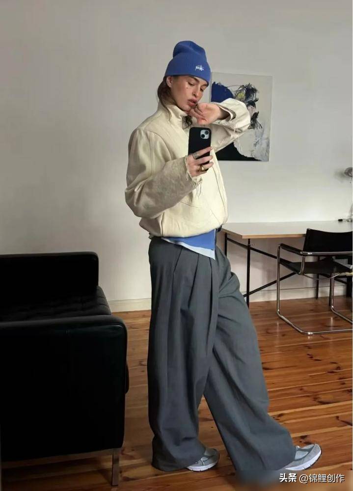 穿搭还是配运动鞋最时髦j9九游会登录松弛感(图5)