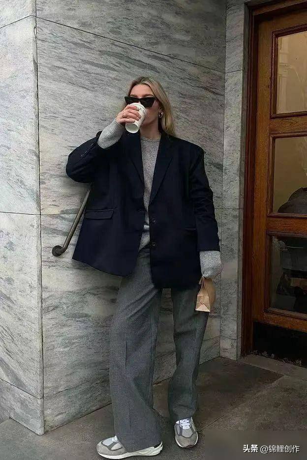 穿搭还是配运动鞋最时髦j9九游会登录松弛感(图6)