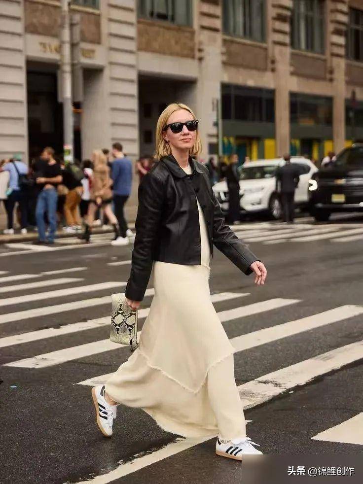 穿搭还是配运动鞋最时髦j9九游会登录松弛感(图9)